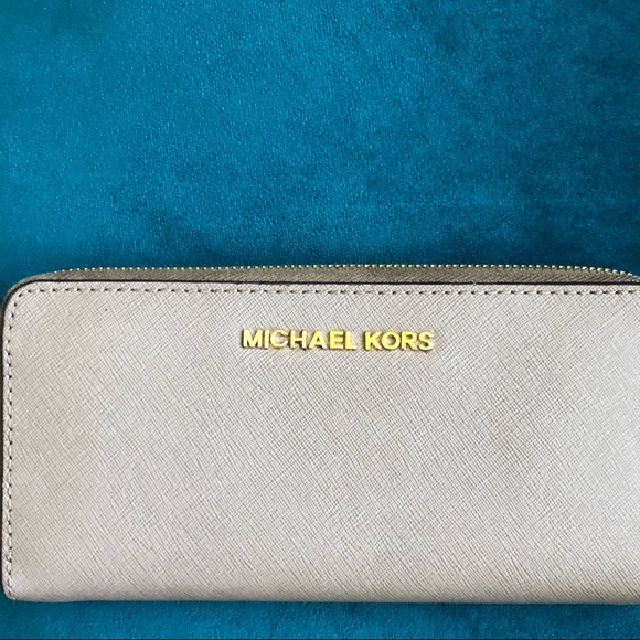 Michael Kors Jet Set Wallet - Picture 3 of 7